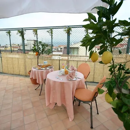 Sorrento Inn Guesthouse Гостьовий будинок